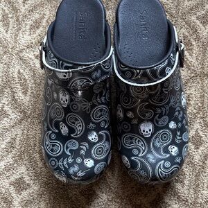 Sanita women’s paisley skull clogs